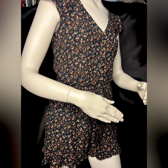 American Eagle Floral Romper - Picture 1 of 6